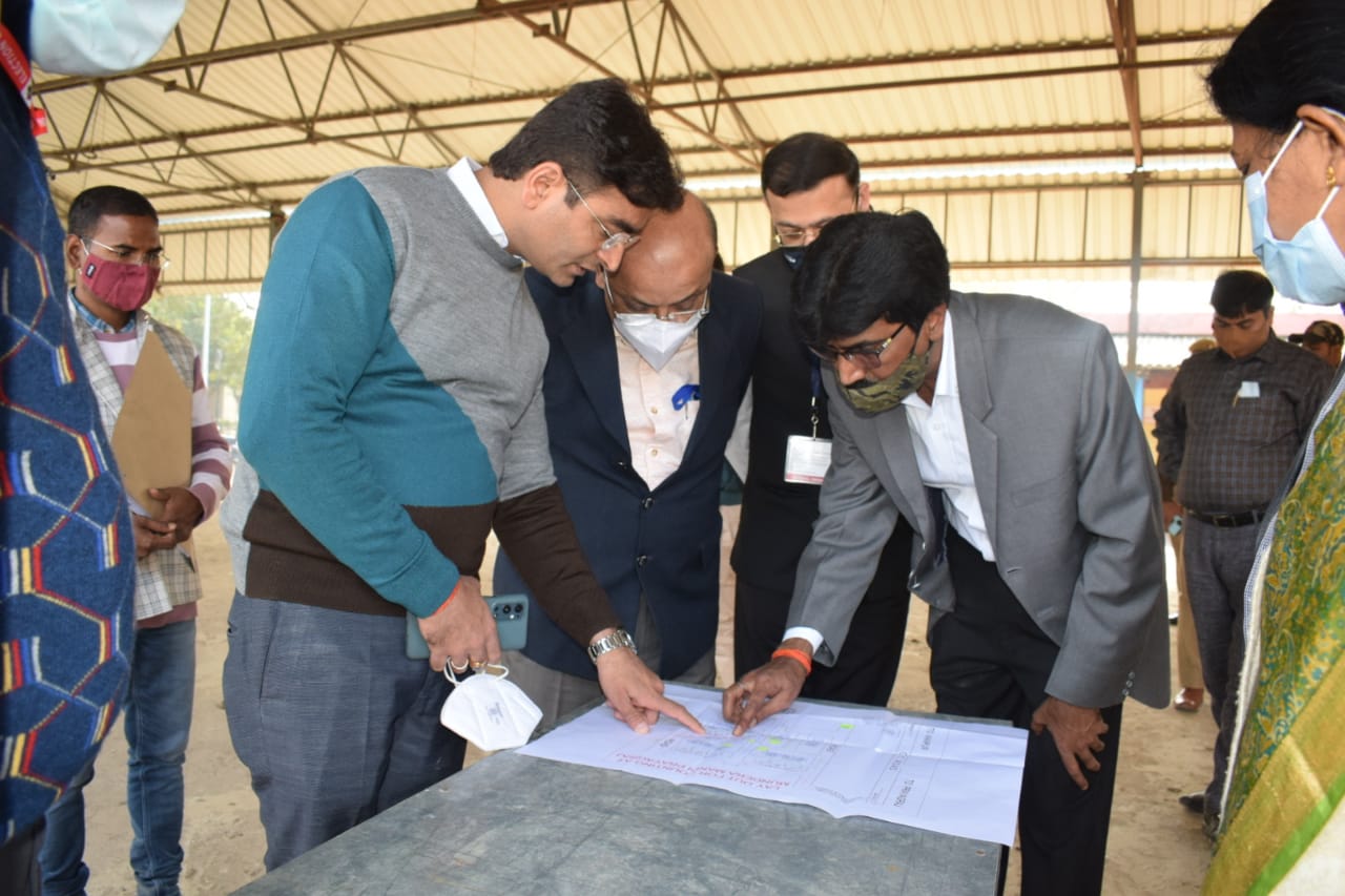 प्रयागराज: प्रेक्षकगणों एवं जिला निर्वाचन अधिकारी ने मतदान एवं मतगणना की तैयारियों का लिया जायजा
