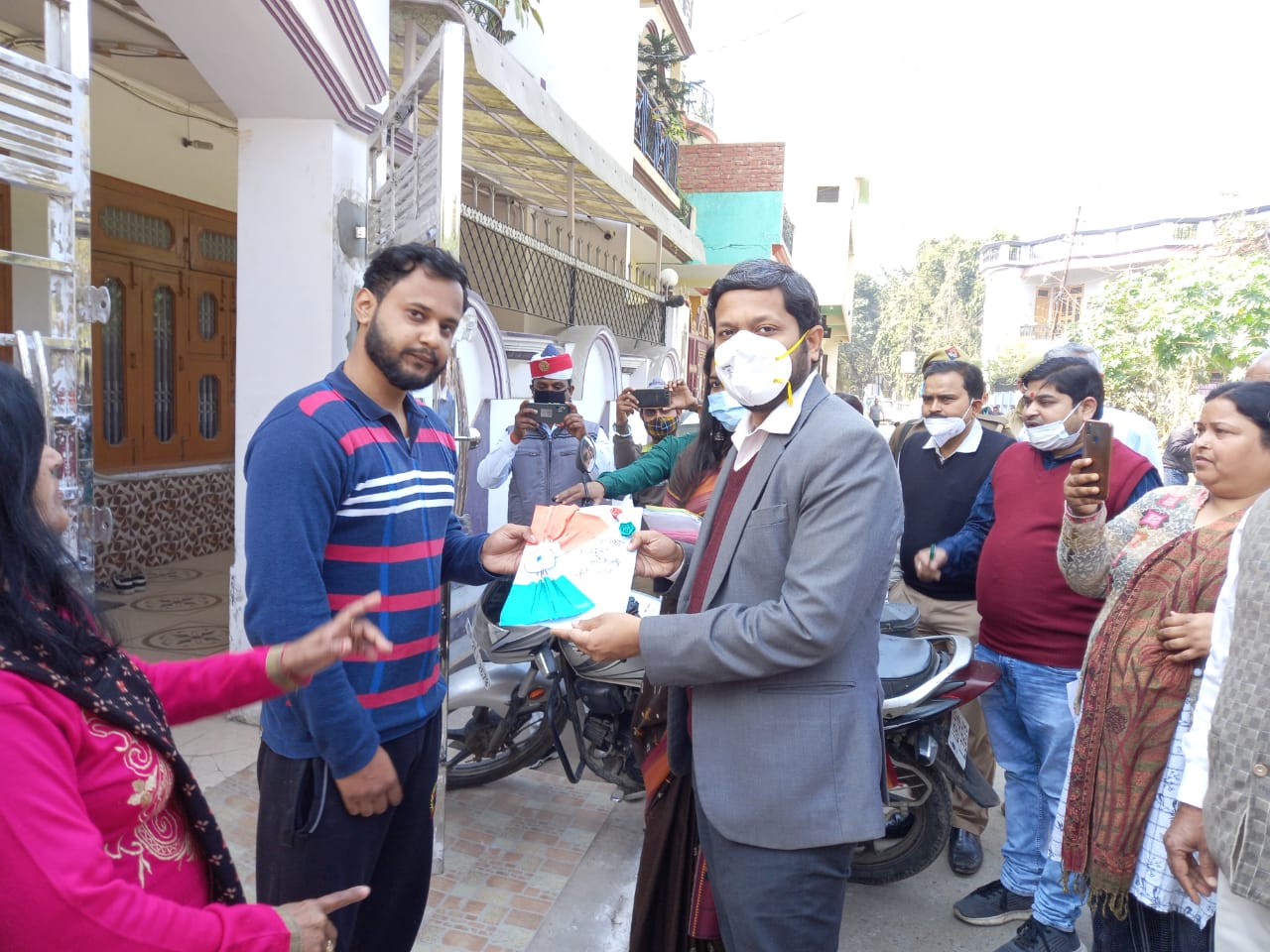 पीलीभीत : स्कूली बच्चों द्वारा निर्मित मतदाता जागरूकता के 5 लाख ग्रेटिंग कार्ड एक दिन में वितरित कर बनाया गया विश्व रिकार्ड-जिला निर्वाचन अधिकारी।