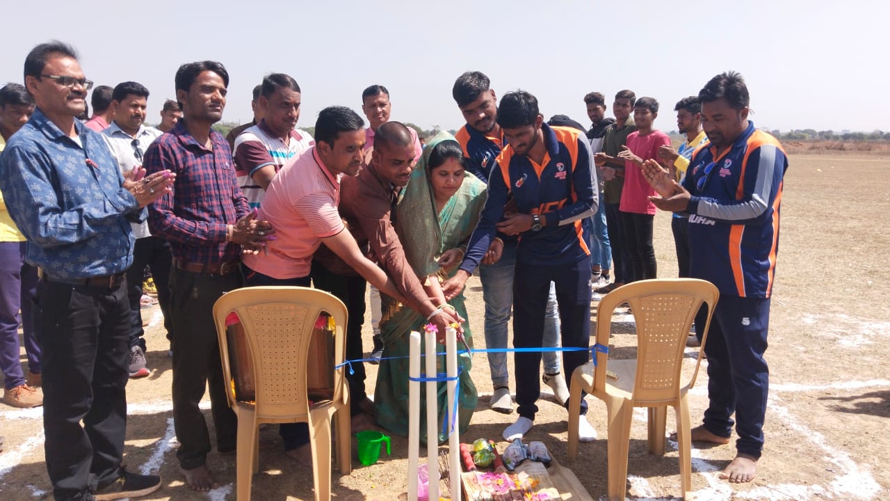 रायपुर :- ग्राम पंचायत मूरा में टेनिस बाल ग्रामीण क्रिकेट टूर्नामेंट का शुभारंभ किया गया