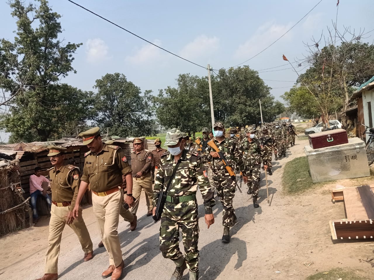बहराइच : वरिष्ठ पुलिस अधीक्षक, बहराइच के निर्देशन में जनपदीय पुलिस द्वारा पी.ए.सी. बल सहित स्थानीय पुलिस द्वारा थाना क्षेत्र अंतर्गत फ्लैग मार्च कर आमजन को कराया गया सुरक्षा का एहसास
