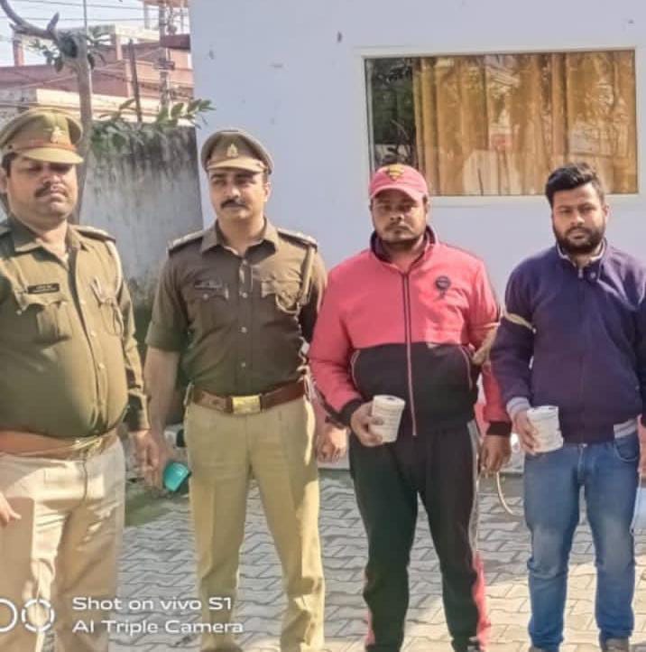 पीलीभीत: मुखबिर की सूचना पर थाना पूरनपुर पुलिस ने वांछित अभियुक्त किया गिरफ्तार।