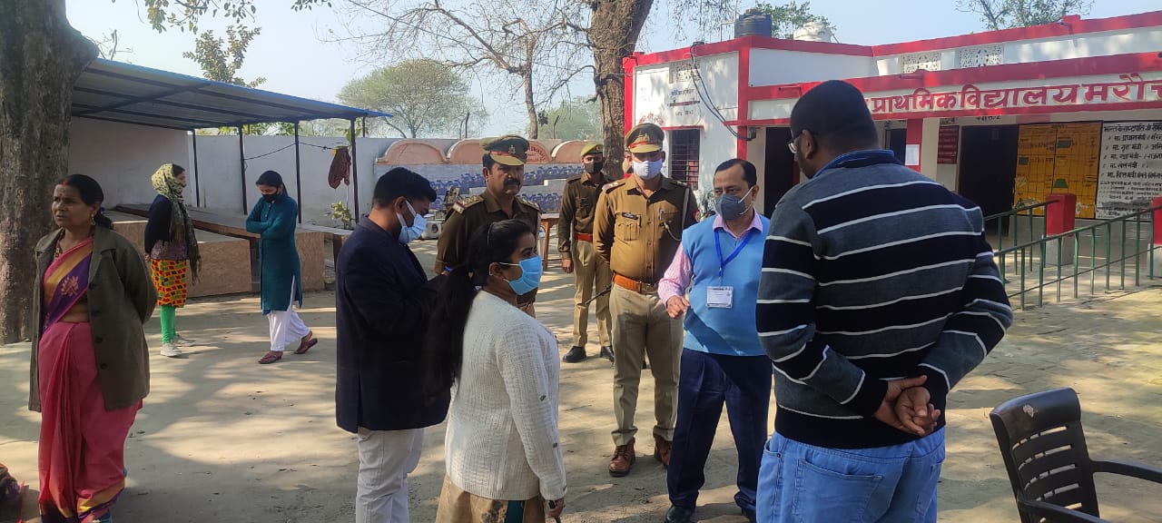बहराइच :  प्रेक्षक कैसरगंज ने किया मतदान केन्द्रों का निरीक्षण