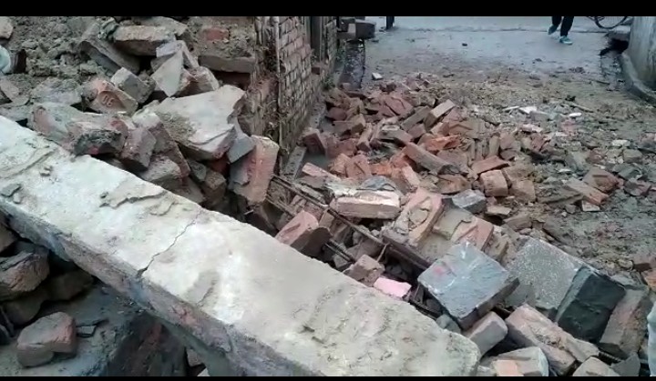 बरेली-किसान के मकान पर बरसा कुदरत का कहर