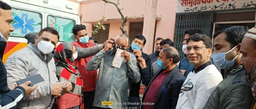 पीलीभीत : सामुदायिक स्वास्थ्य केंद्र पर ग्रेजुएट चिकित्सकों के द्वारा वितरण किया गया सैनिटाइजर मास्क