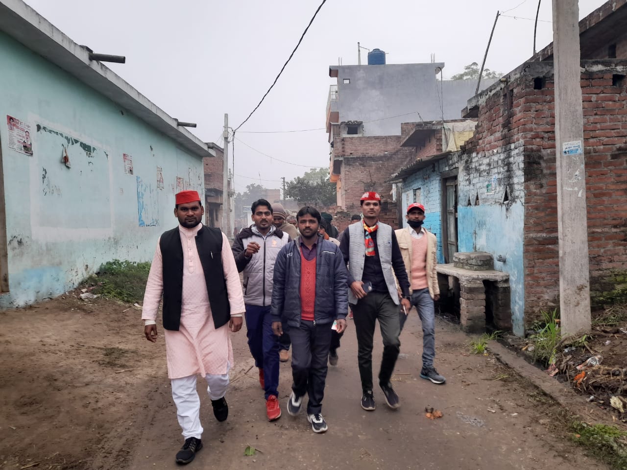 पीलीभीत : सपा के जिला सचिव दुर्वेश कुमार मौर्य ने अपनी टीम के साथ सुश्री आरती महेंद्र के समर्थन में जनता से वोट की अपील की