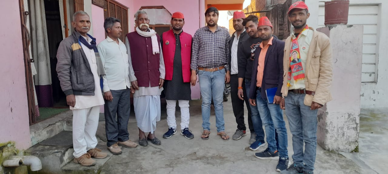 पीलीभीत :दुर्वेश कुमार मौर्य जिला सचिव समाजवादी पार्टी ने कई गांवों में मांगे वोट