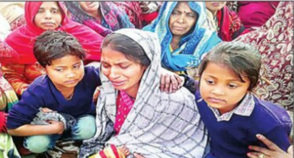 फर्रुखाबाद : दुकान बंद कर घर जा रहे युवक की ट्रैक्टर की टक्कर लगने से दर्दनाक मौत से घर में मचा कोहराम