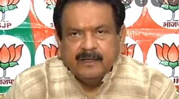 मैनपुरी: करहल में भाजपा प्रत्याशी मंत्री एसपी सिंह बघेल के काफिले पर पथराव, लाठी-डंडे बरसाए