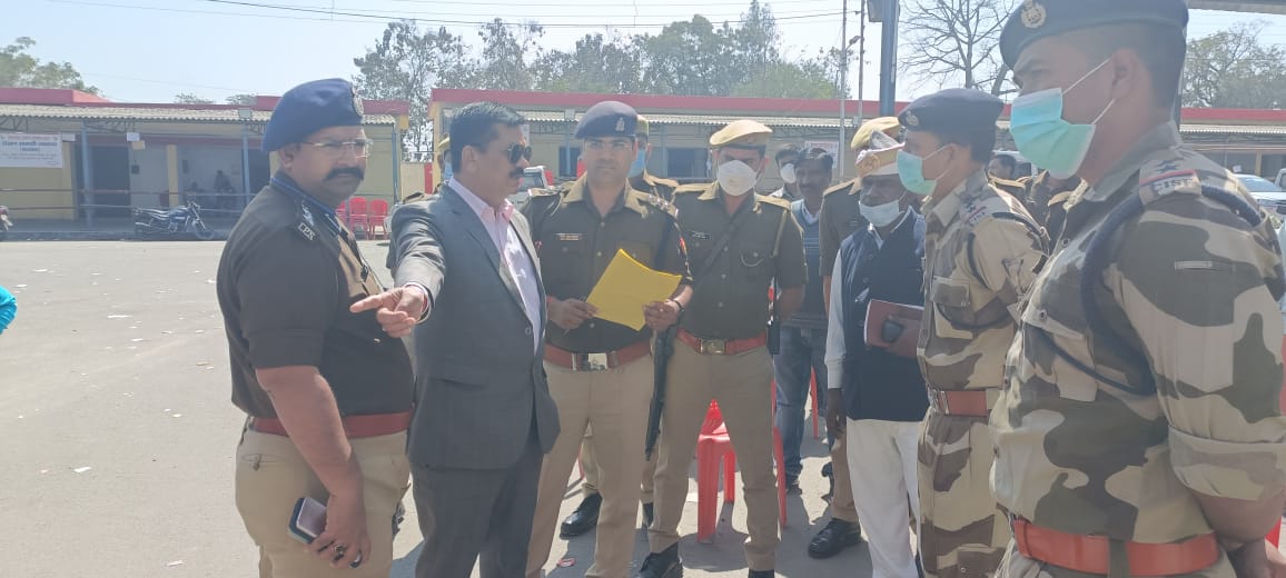 बहराइच :  मतदान सकुशल सम्पन्न होने पर डीएम व एसएसपी ने दी बधाईप्रेक्षकों की निगरानी में गल्ला मण्डी परिसर में सम्पन्न हुआ संवीक्षा कार्य