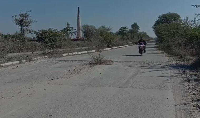 औरैया: औरैया फफूंद हाईवे की धँसी पुलिया किसी बड़े हादसे के इंतजार में