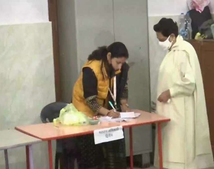 बसपा अध्यक्ष मायावती ने लखनऊ में डाला अपना वोट