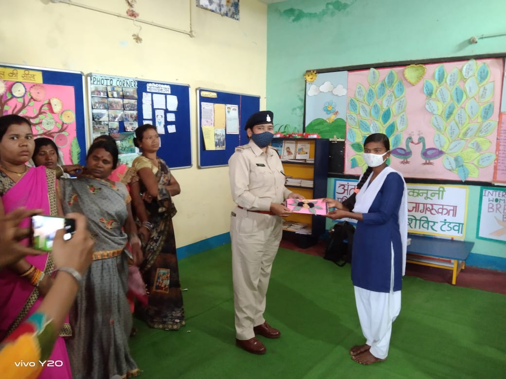 रायपुर :- महिला दिवस पर ए एस आई.अमिला नाग ने लड़कियों को दी गुड टच और बैड टच की जानकारी. कराटे कोच का किया सम्मान