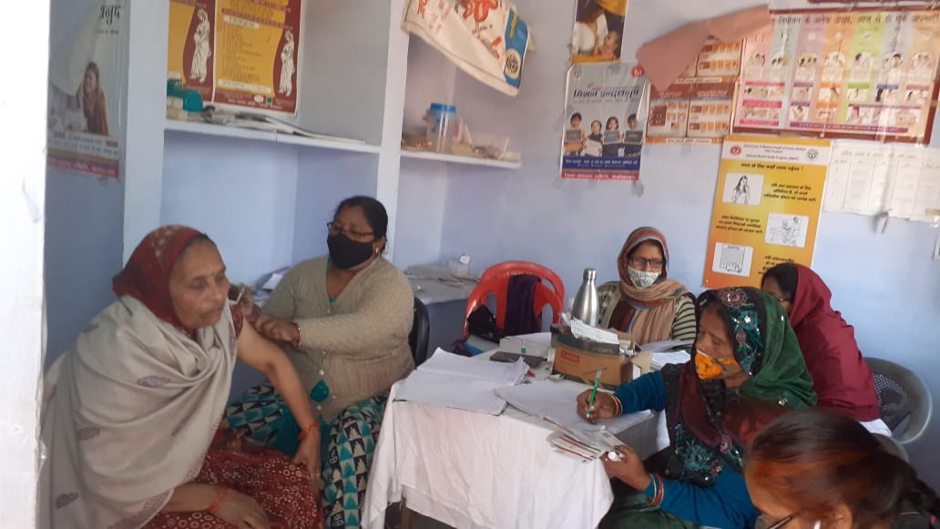फर्रुखाबाद -जन जागरूकता और टीकाकरण ने कोरोना पर लगाई लगाम : सीएमओ