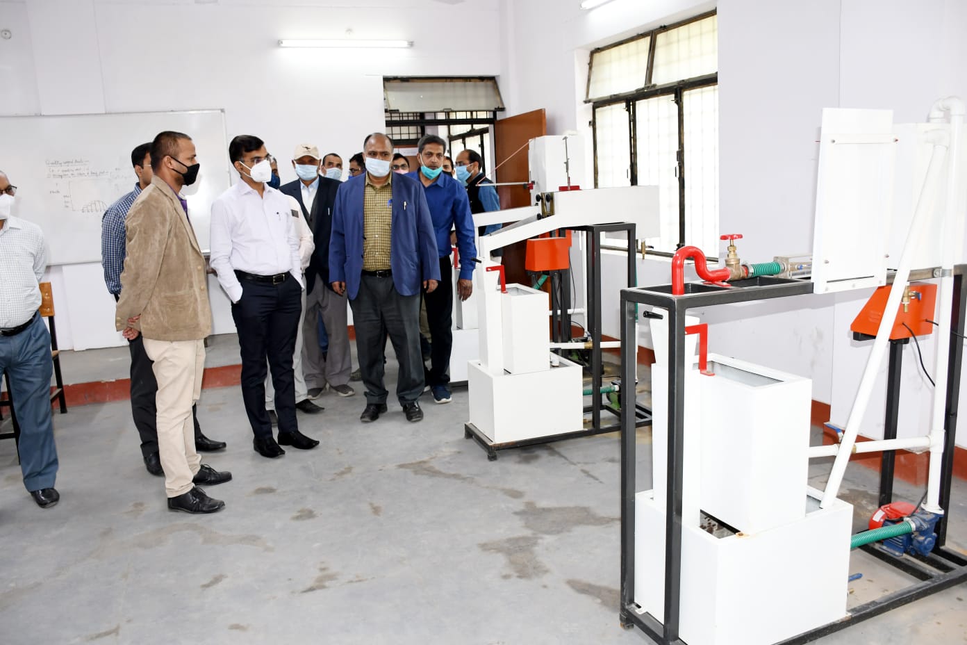 प्रयागराज : आईईआरटी के अध्यक्ष एवं मंडलायुक्त ने आज संस्थान का किया निरीक्षण, पाठ्यक्रम एवं प्लेसमेंट संबंधित ली जानकारी।