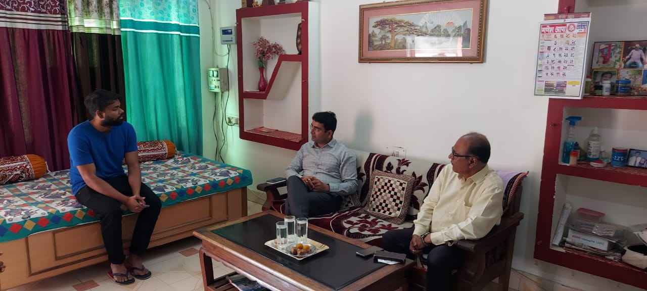 प्रयागराज : यूक्रेन से आयें छात्र दीक्षांत श्रीवास्तव से जिलाधिकारी ने मुलाकात करते हुए कुशलक्षेम जाना