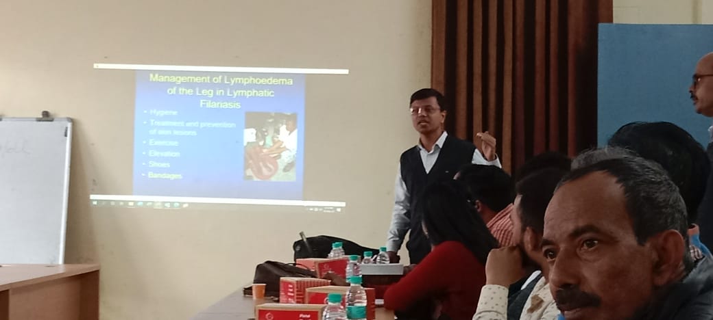 फर्रुखाबाद-फाइलेरिया उन्मूलन के लिए ब्लॉक स्तरीय अधिकारियों को रुग्णता प्रबंधन पर दिया गया प्रशिक्षण:फाइलेरिया की दवा खाएं फेंके नहीं-सीएमओ