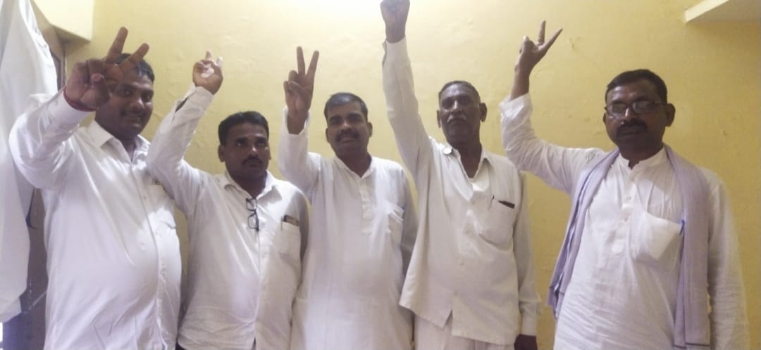 बरेली/आँवला - सातवें चरण का चुनाव प्रचार समाप्त होने के बाद समाजवादी पार्टी के सहयोगी दल सर्व समाज एकता दल के कार्यकर्ताओं ने डाला वोट।