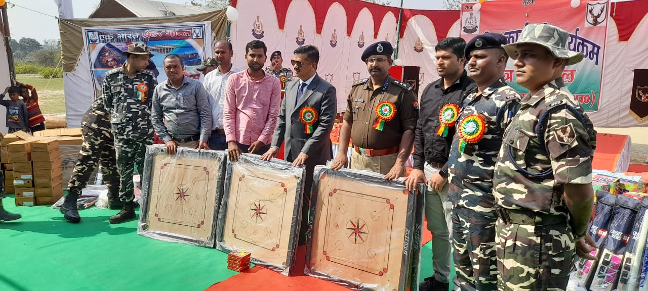 बहराइच:युवाओं को वितरित किया गया खेल संसाधन के समान