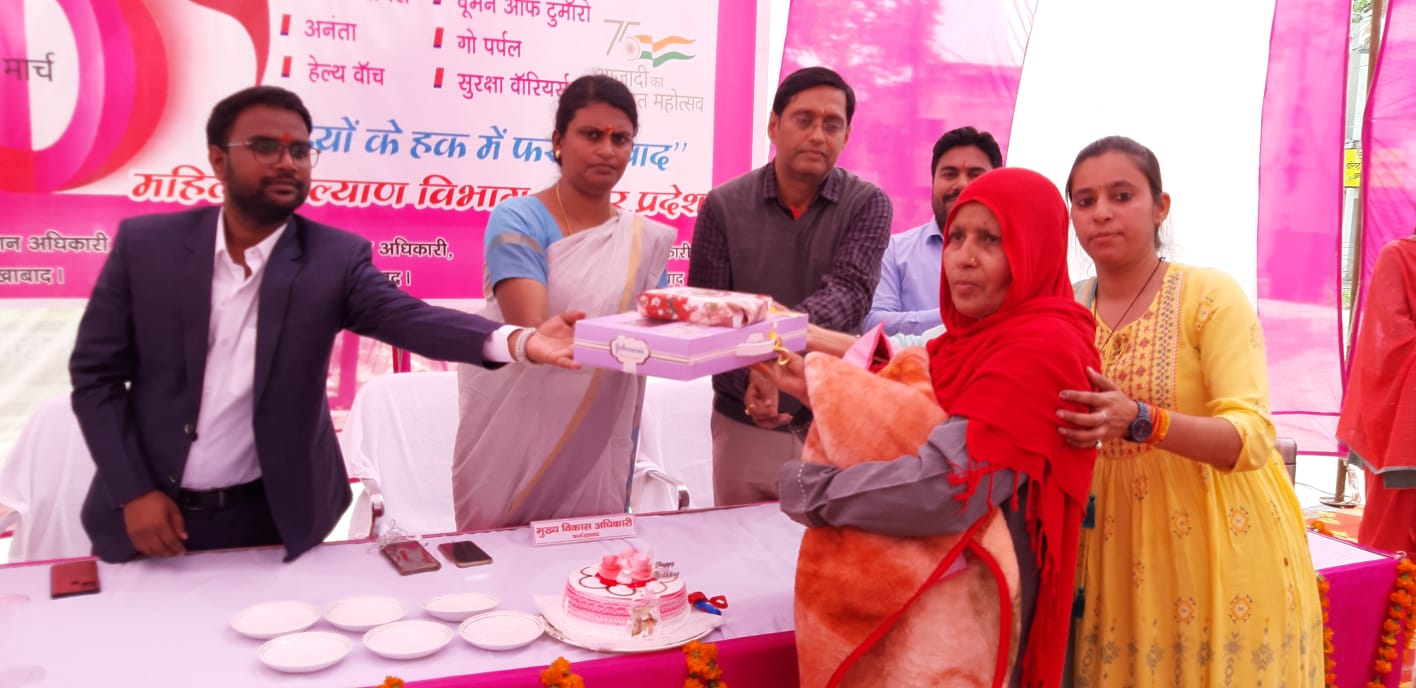 फर्रुखाबाद-नवजात बेटियों का जन्मोत्सव मनाकर मनाया गया अंतर्राष्ट्रीय महिला दिवस :बेटियां नहीं होगीं तो समाज कहाँ से लाओगे-सीडीओ
