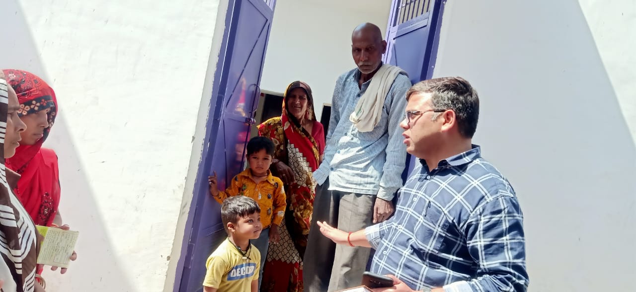 फर्रुखाबाद-सघन मिशन इन्द्रधनुष अभियान के तहत बच्चों को जानलेवा बीमारियों, गर्भवती को टिटनेस और डिफ्थीरिया से बचाते हैं टीके प्रतिरोधक परिवारों को मनाने में जुटे हैं स्वास्थ्य कर्मी