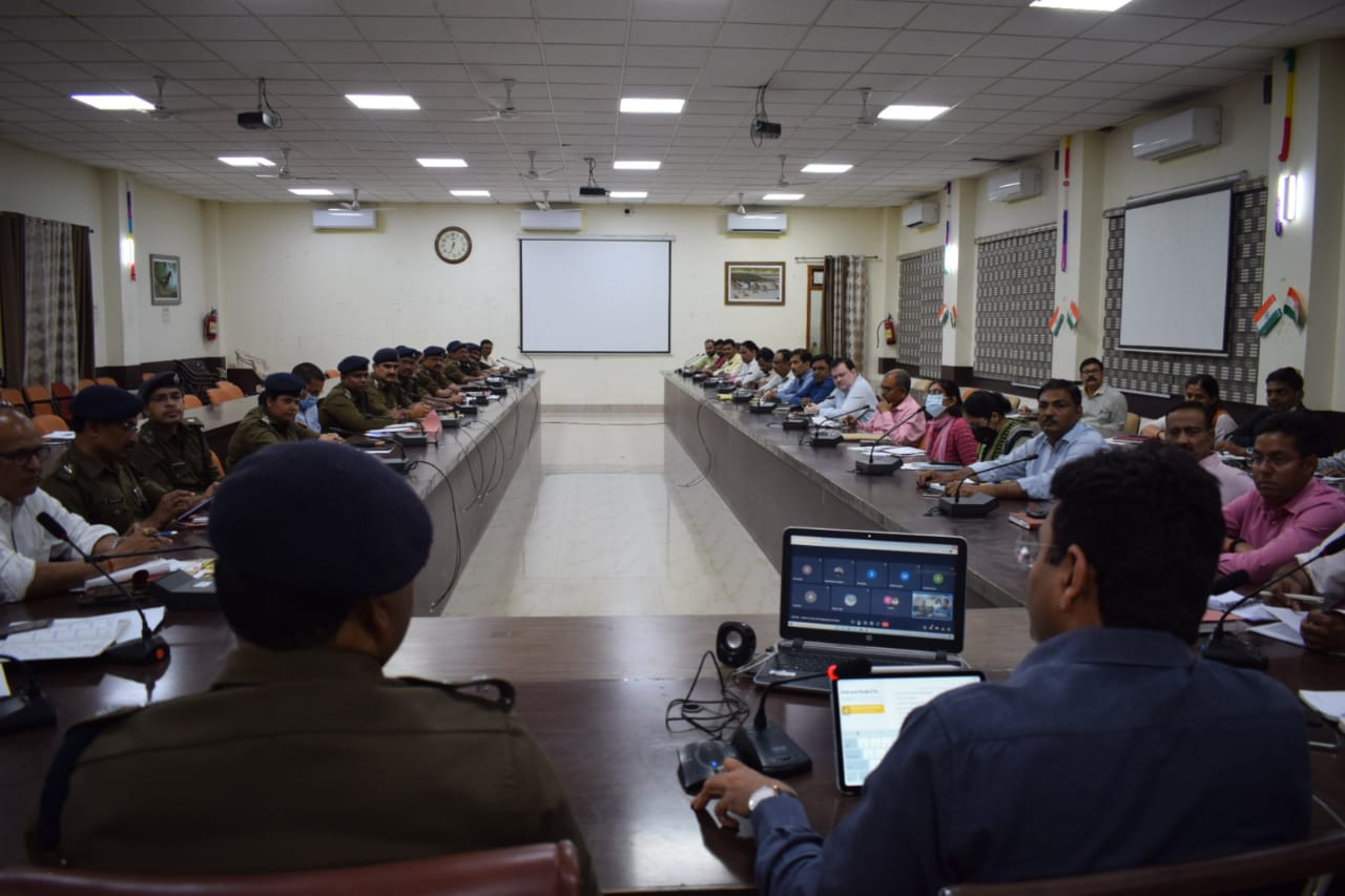 प्रयागराज :जिलाधिकारी एवं वरिष्ठ पुलिस अधीक्षक ने होली पर्व को सकुशल सम्पन्न कराने के दृष्टिगत की बैठक