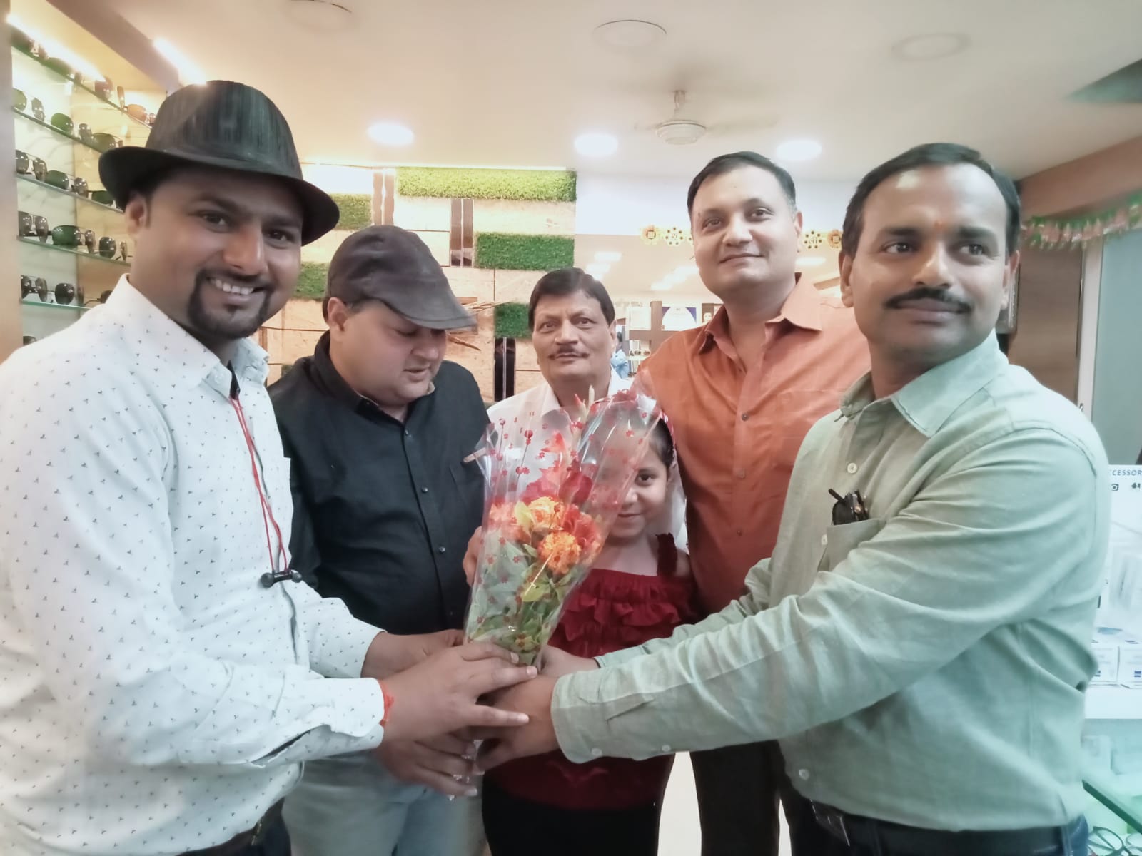कोरबा: चश्मा घर में आमत्रित कर जादूगर सिकंदर का किया गया सम्मान नज़र को धोखा देने वाले जादूगर चश्मा घर पहुंचे