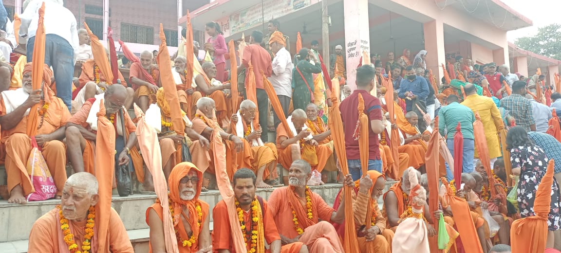 सीतापुर; महार्षि दधीचि कुंड तीर्थ पर हुआ भव्य सन्यासी पूजन तीर्थ पुरोहितहितकारी संस्थान के महामंत्री सुनील कुमार मिश्रा ने मिठाई वितरण कराया