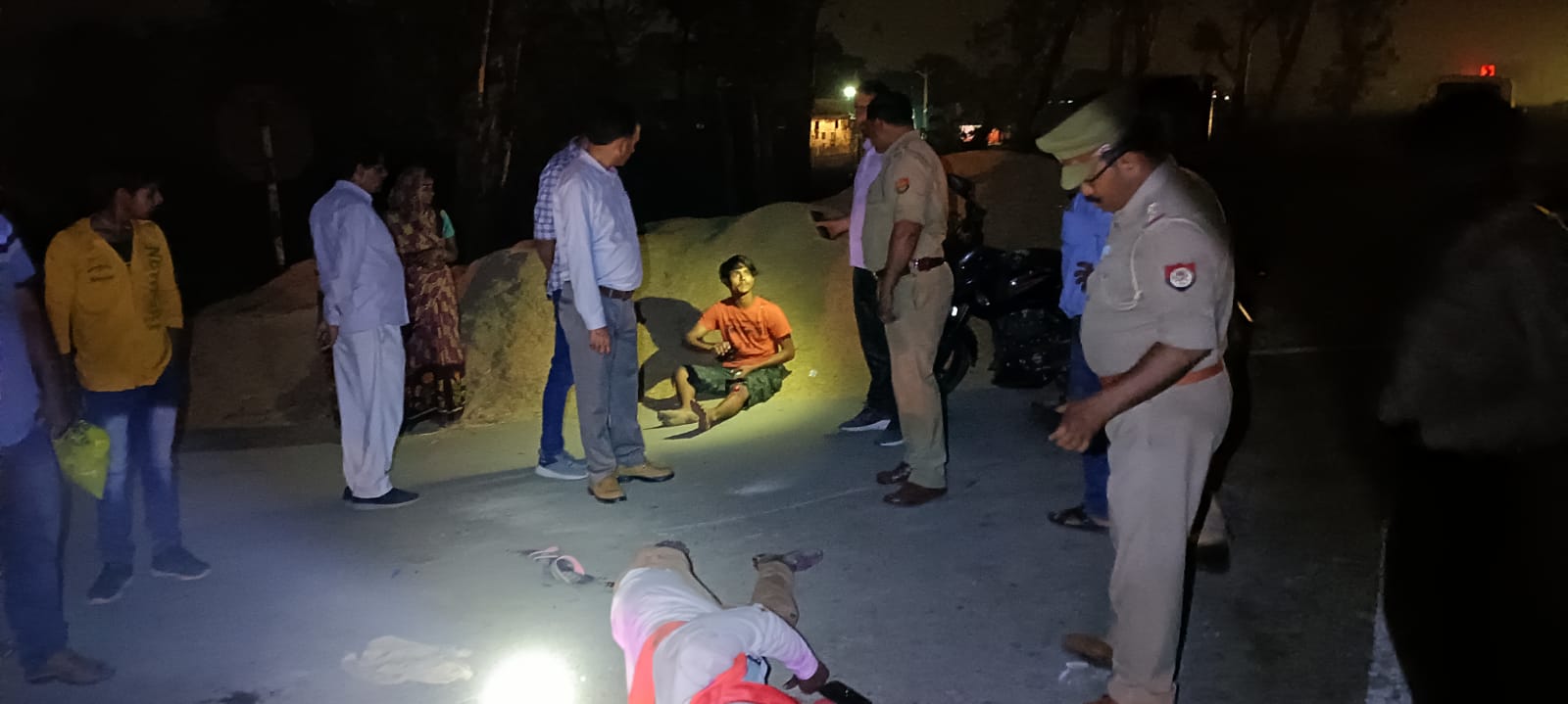 सीतापुर :मार्ग दुर्घटना में,  थाना मिश्रिख के कस्बा आट में  एक ट्रैक्टर ट्राली ने बाइक सवार युवक को रौंदा