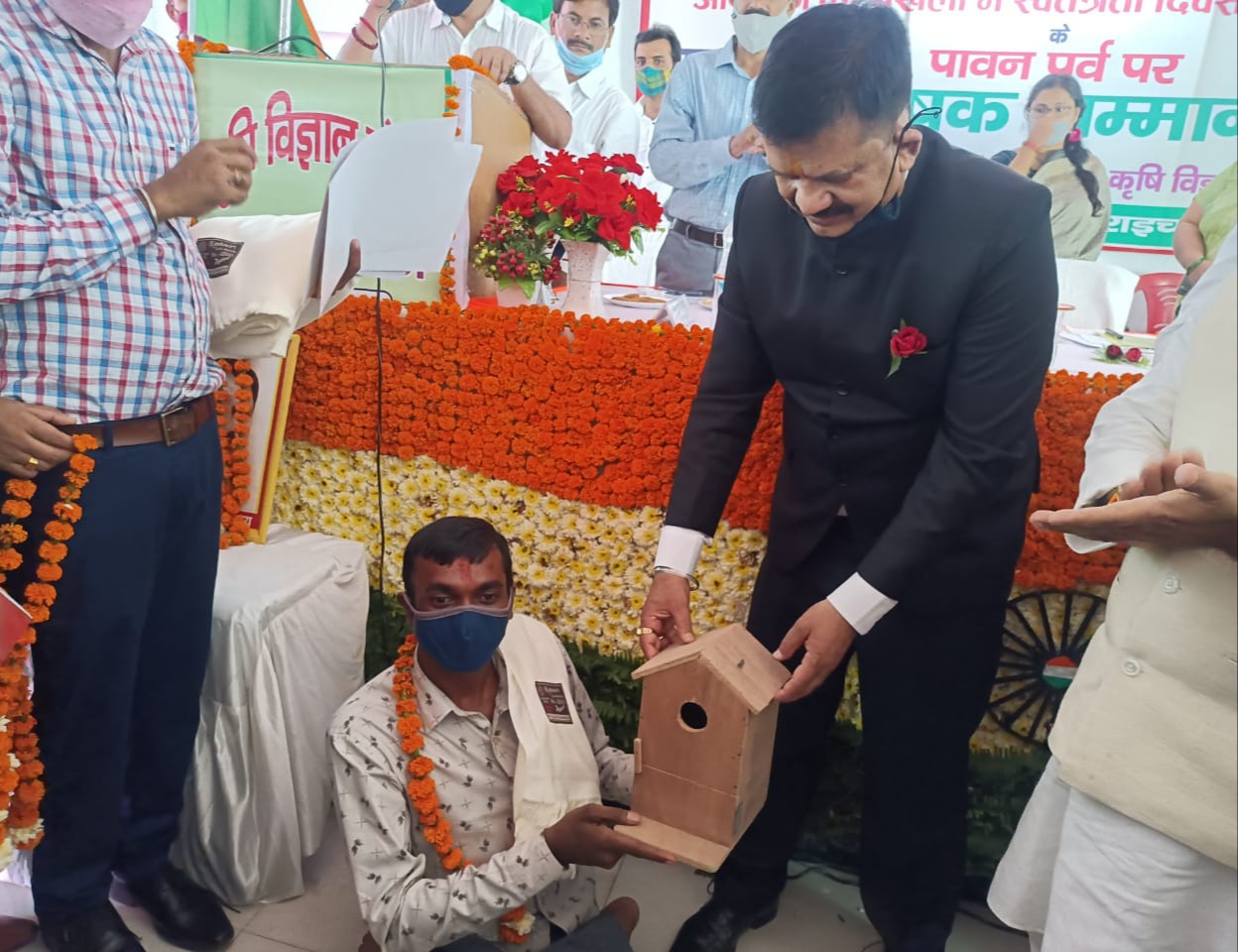 बहराइच : दाना पानी से लेकर गौरैया को रहने के लिए घर उपलब्ध करा रहे, मिथिलेश जायसवाल