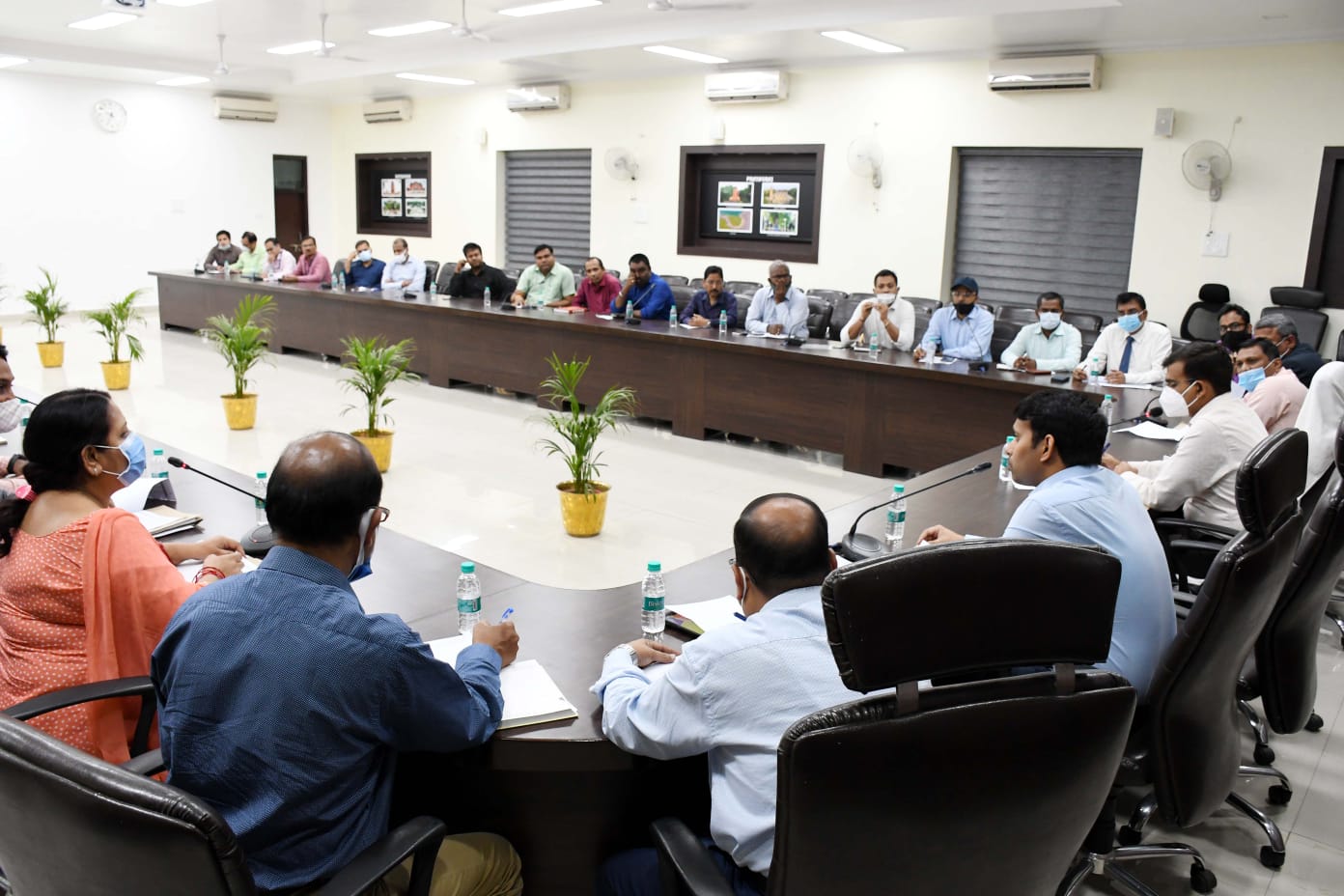 मण्डलायुक्त ने पीएम स्वानिधि योजना के लाभार्थिंयों के आवेदन पत्रों को लम्बित रखने एवं स्वीकृत ऋण का समय से वितरण न करने वाले ब्रांच मैनेजरों के विरूद्ध कड़ी कार्रवाई किए जाने के दिए निर्देश