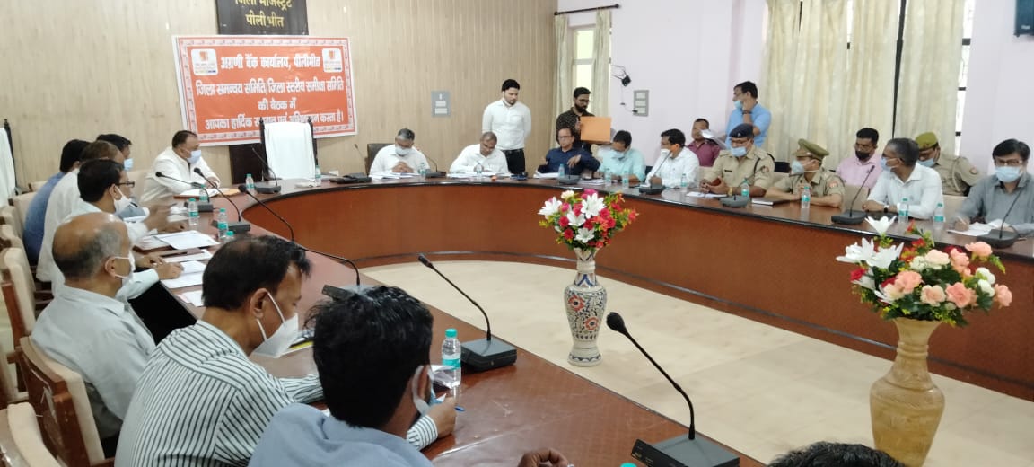 पीलीभीत:जिलाधिकारी द्वारा बोर्ड परीक्षा के कन्ट्रोल रूम का किया औचक निरीक्षण।