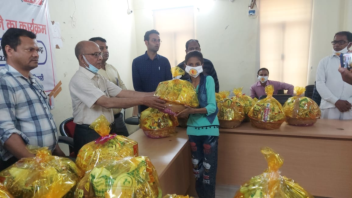 फर्रुखाबाद-विश्व क्षय रोग दिवस के अवसर पर सीएमओ ने 10 क्षय रोगियों को लिया गोद,क्षय रोगियों को हीन भावना से न देखें, उनका मनोबल बढ़ाएं-सीएमओ