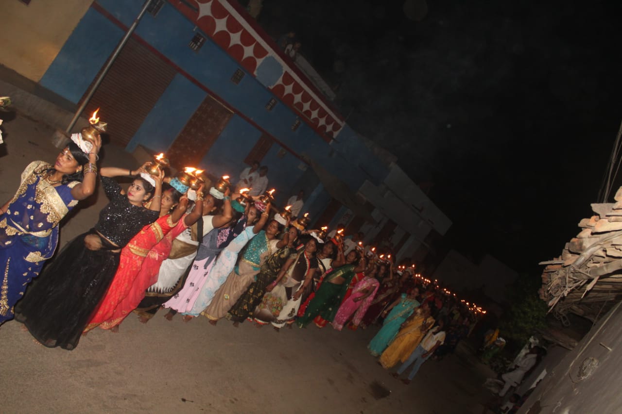 रायपुर :- ग्राम मूरा में तीन दिवसीय बाबा गुरु घासीदास गुरु गद्दी पूजा का समापन 28 मार्च को कलश यात्रा के साथ विषर्जन हुवा