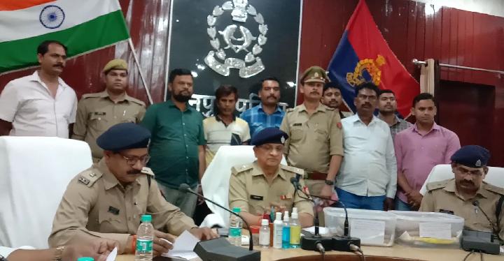 मैनपुरी : एसओजी टीम और भोगाव पुलिस को मिली बड़ी सफलतामुखबिर की सूचना पर पुलिस ने 6 किलो मादक पदार्थ चरस किया बरामद