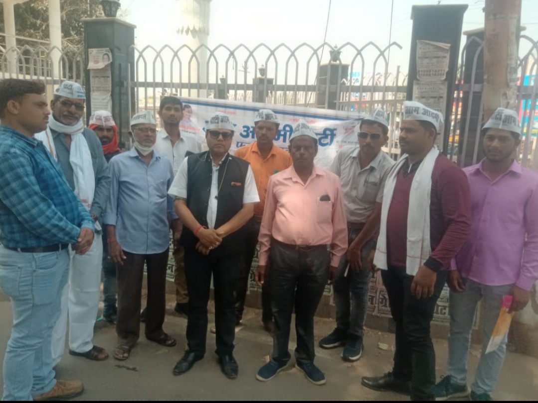 फर्रुखाबाद- दिल्ली के मुख्यमंत्री के आवास पर की गई तोड़फोड़ के विरोध में  प्रदर्शन एवं कर गिरफ्तार करने की मांग