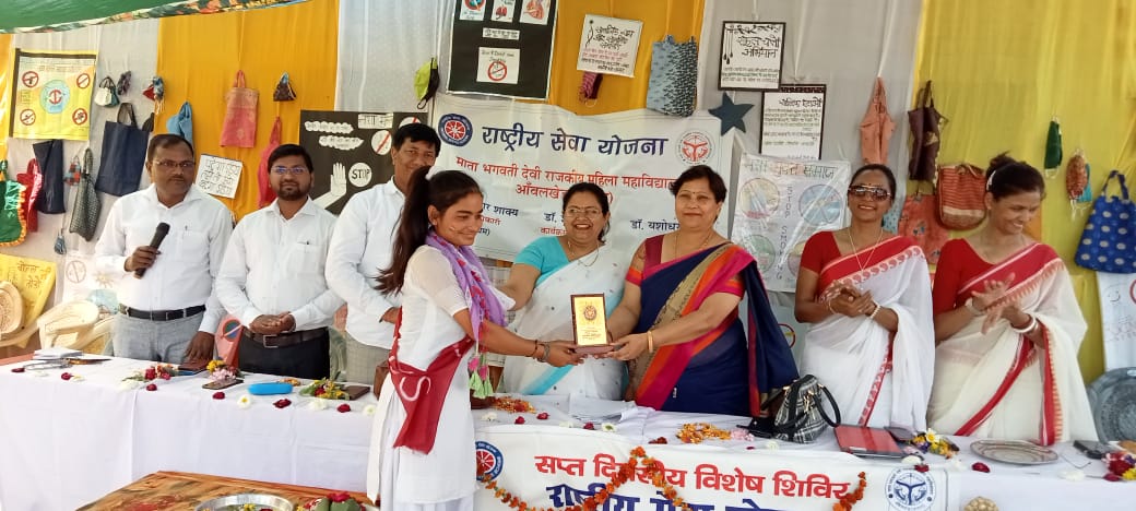 आगरा: माता भगवती देवी राजकीय महिला महाविद्यालय, की राष्ट्रीय सेवा योजना इकाइयों के सप्त दिवसीय विशेष दिवा शिविर का शिविरार्थियों को पुरूष्कार वितरण एवं फाल्गुन की बौछार से सराबोर प्रेम और हल्लास के रंगों के साथ समारोह पूर्वक समापन किया गया