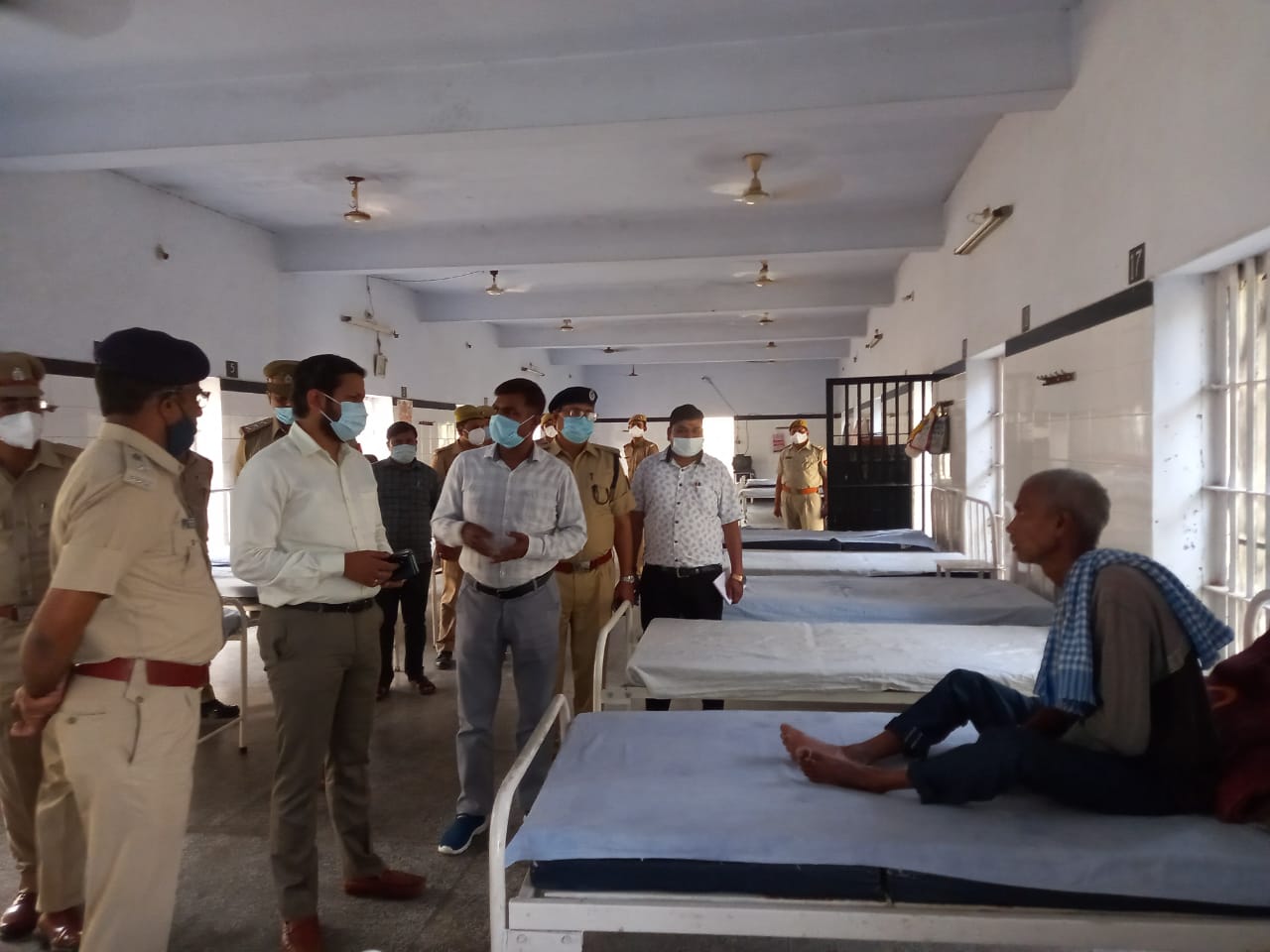 पीलीभीत : जिलाधिकारी द्वारा जिला कारागार का किया गया औचक निरीक्षण।