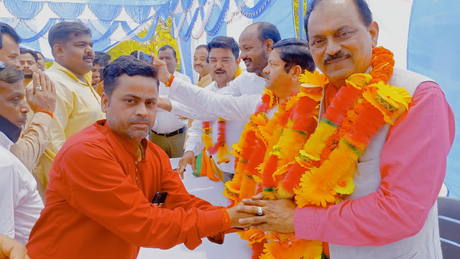 पीलीभीत : एमएलसी प्रत्याशी ने नुक्कड़ सभाएं कर लोगों से जनसंपर्क कर अपने पक्ष में बोट देने की अपील की।इससे पहले उनका फूल मालाएं पहनाकर स्वागत किया गया।