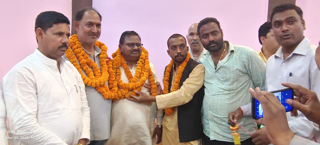 पीलीभीत :पूरनपुर शपथ ग्रहण उपरांत प्रथम बार अपने ग्रह पहुंचने पर ब्लॉक प्रमुख प्रतिनिधि आशुतोष दीक्षित ने अपने साथियों के साथ विधायक बाबूराम पासवान को फूल मालाएं पहनाकर भव्य स्वागत किया