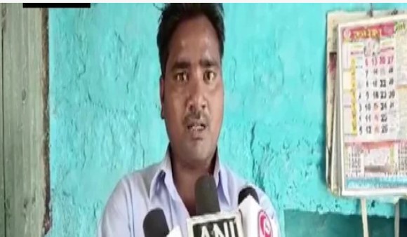 चुनावी शर्त हारने पर सपा समर्थक ने BJP सपोर्टर को दी बाइक, अखिलेश यादव ने बुलाकर नसीहत के साथ दिया उपहार
