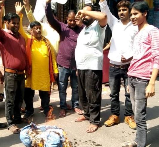 फर्रुखाबाद : कायमगंज में फूंका राजस्थान के CM अशोक गहलोत का पुतला