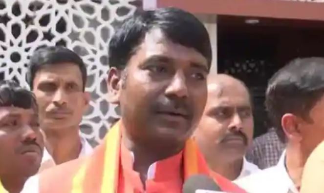 UP में करोड़पति लोगों के बीच सफाईकर्मी भी बना विधायक