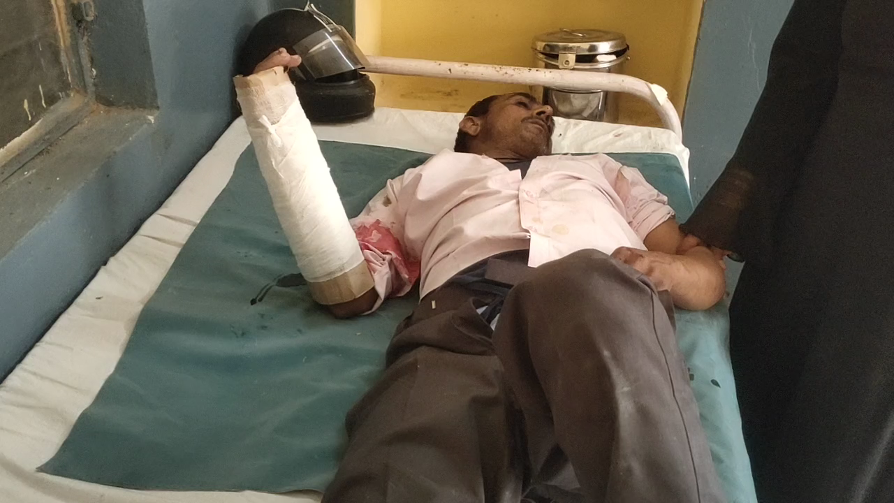 बरेली/आँवला - बगिया सिरौली रोड पर तेज रफ्तार बाइक में हुई जोरदार टक्कर दोनों बाइक सवार गम्भीर रूप से घायल ।