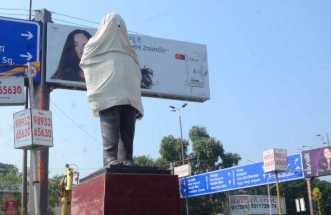 हाईकोर्ट ने कहा, वर्ष 2013 के बाद सड़कों पर स्थापित प्रतिमाएं हटाए सर