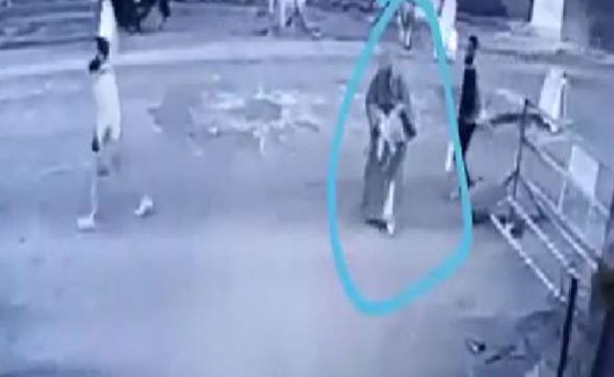 जम्मू-कश्मीर के सोपोर में बुर्का पहन कर सीआरपीएफ बंकर पर पेट्रोल बम से हमला