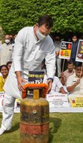 सिलेंडर और मोटरसाइकिल पर क्यों माला चढ़ाकर राहुल ने  दी श्रद्धांजलि, तस्वीरों से जानें पूरा मामला