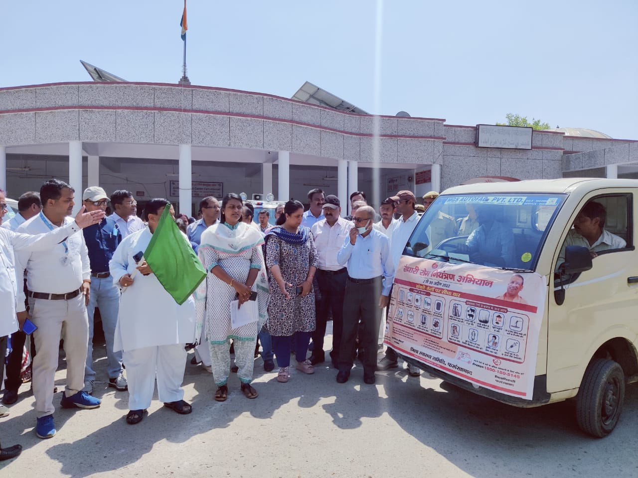 फर्रुखाबाद- जिले में विशेष संचारी रोग नियंत्रण अभियान,सांसद ने हरी झंडी दिखाकर अभियान की शुरुआत की अभियान