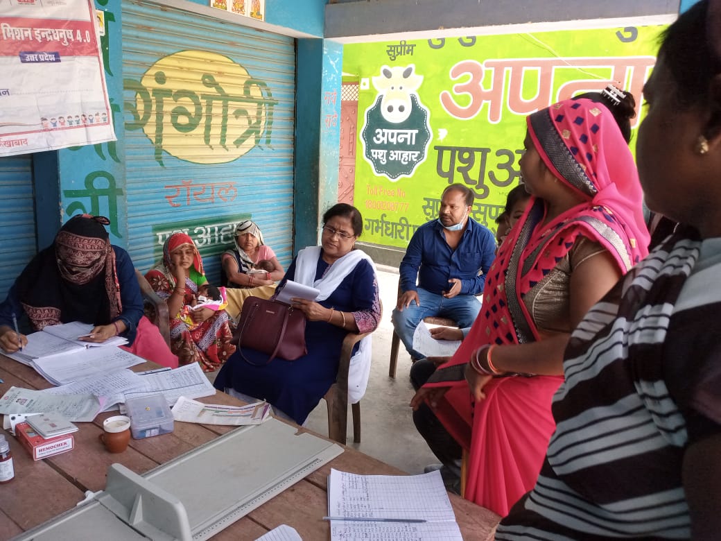फर्रुखाबाद:संयुक्त निदेशक ने परखी सघन मिशन इन्द्रधनुष अभियान की जमीनी हकीकत