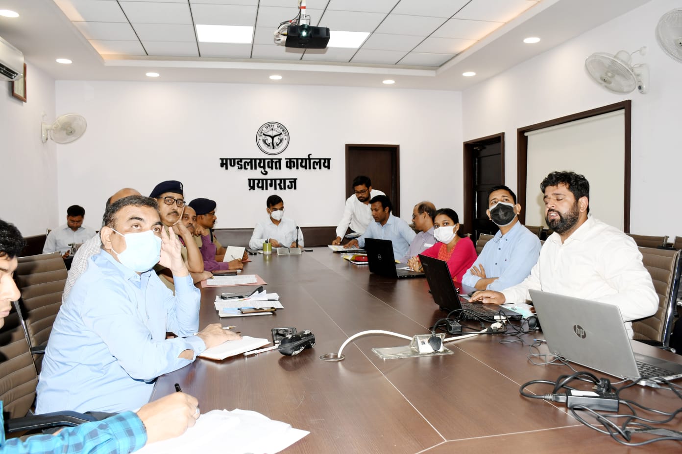 प्रयागराज: जिलाधिकारी की अध्यक्षता में 37 बिन्दुओं के विकास कार्यों की प्रगति की समीक्षा बैठक सम्पन्न