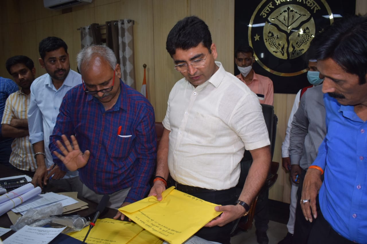 इलाहाबाद : स्थानीय प्राधिकारी निर्वाचन क्षेत्र के द्विवार्षिक निर्वाचन-2022 को सकुशल सम्पन्न कराये जाने के दृष्टिगत पोलिंग पार्टी रवाना
